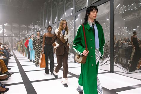 sfilata gucci 25 febbraio 2022|La sfilata Exquisite Gucci: la moda è uno specchio magico.